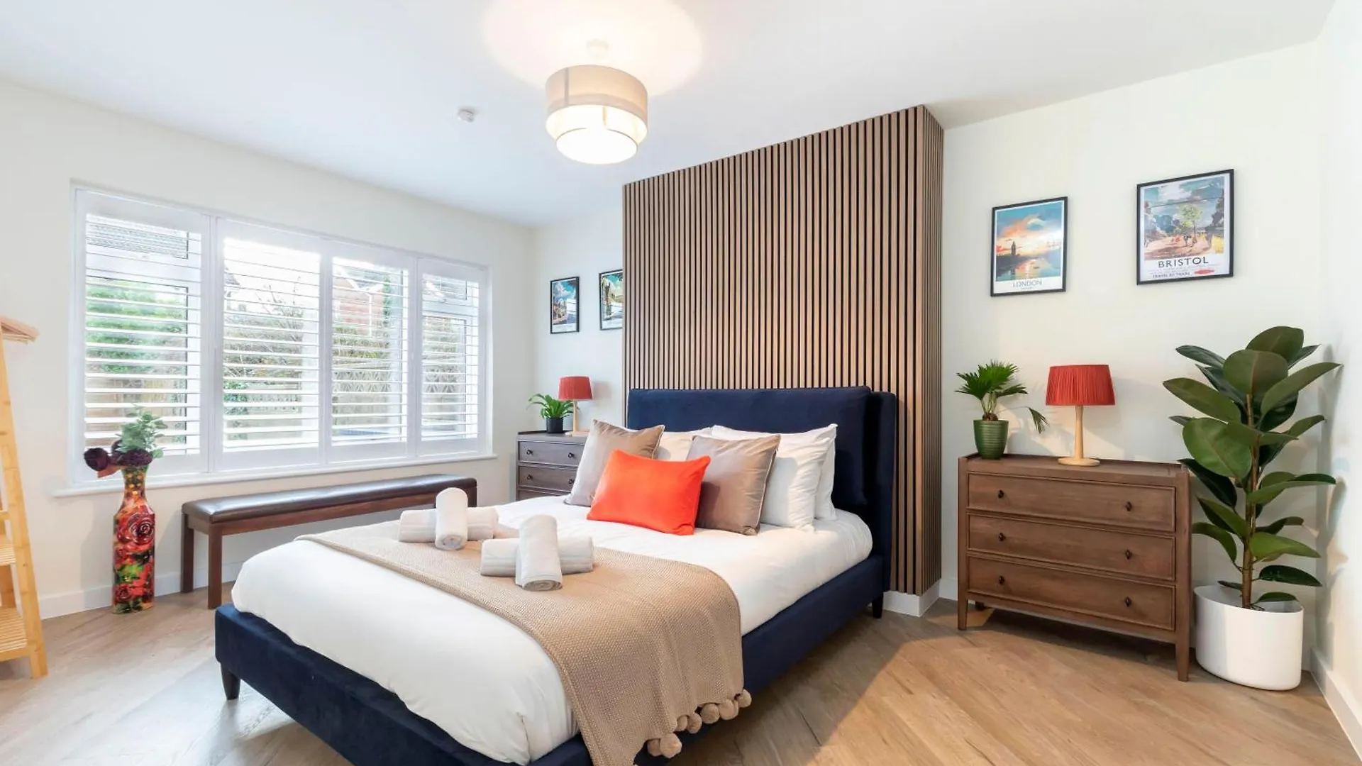 Comfortable And Contemporary 5-Bed 3 Bathroom Home GLOUCESTERSHIRE