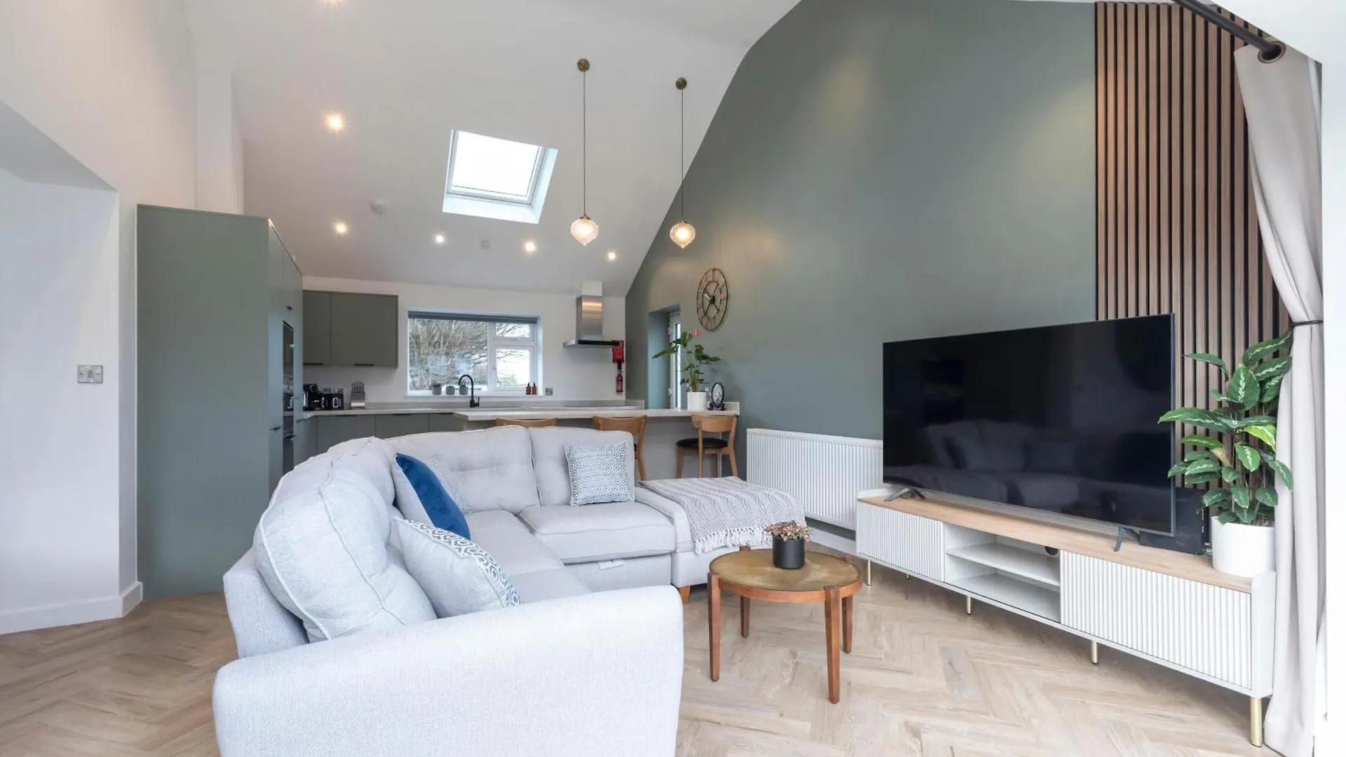 Holiday home Comfortable And Contemporary 5-Bed 3 Bathroom Home GLOUCESTERSHIRE