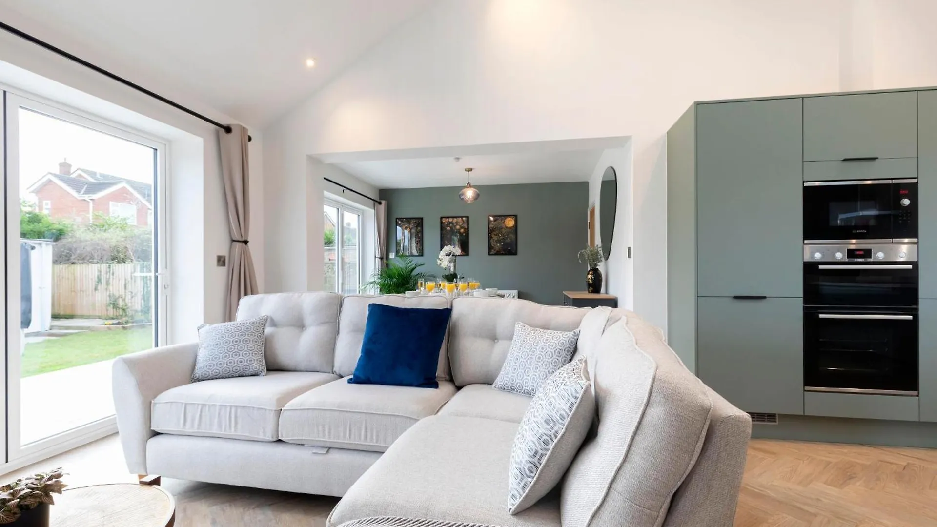 Comfortable And Contemporary 5-Bed 3 Bathroom Home GLOUCESTERSHIRE