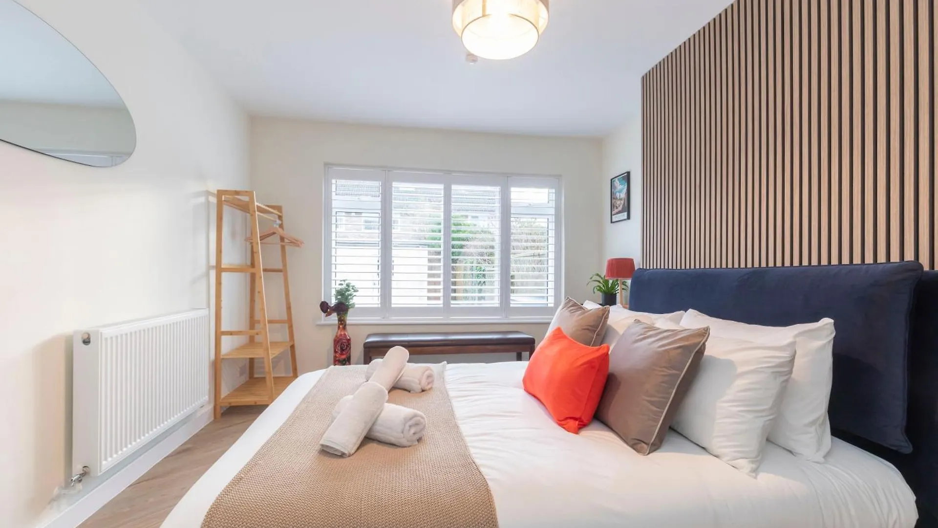 Comfortable And Contemporary 5-Bed 3 Bathroom Home GLOUCESTERSHIRE Holiday home