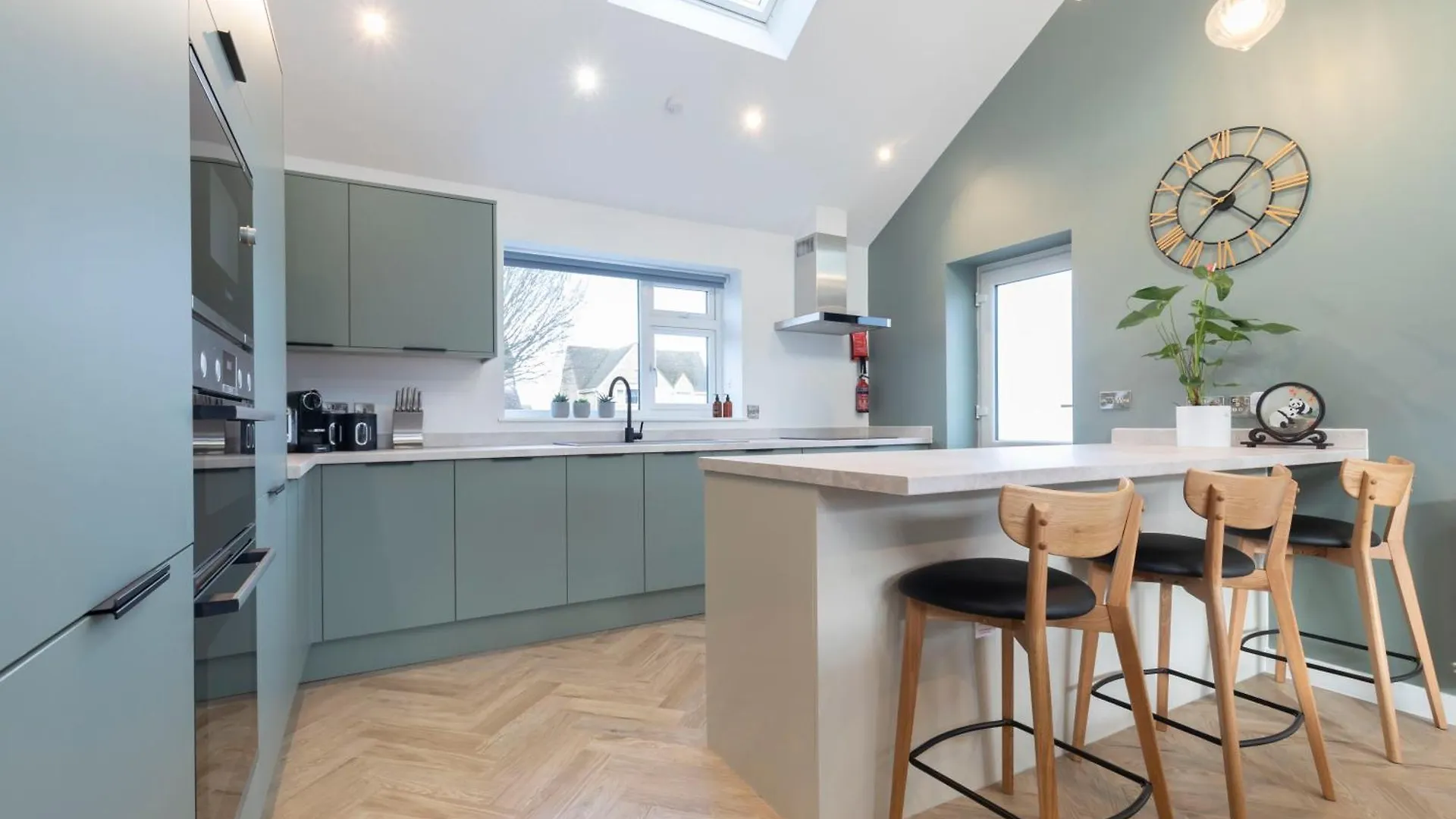 Comfortable And Contemporary 5-Bed 3 Bathroom Home GLOUCESTERSHIRE Holiday home