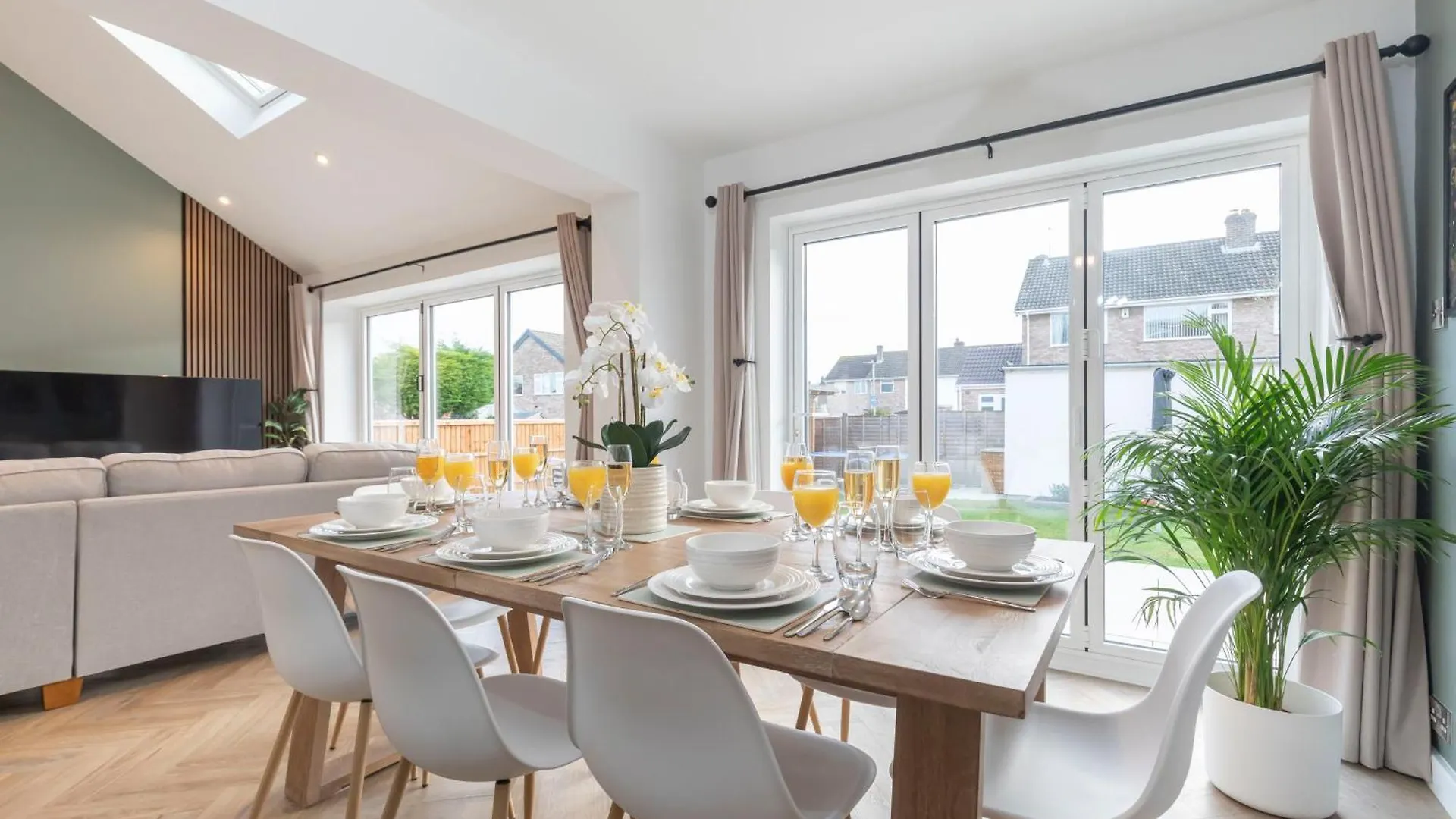 Comfortable And Contemporary 5-Bed 3 Bathroom Home GLOUCESTERSHIRE Holiday home