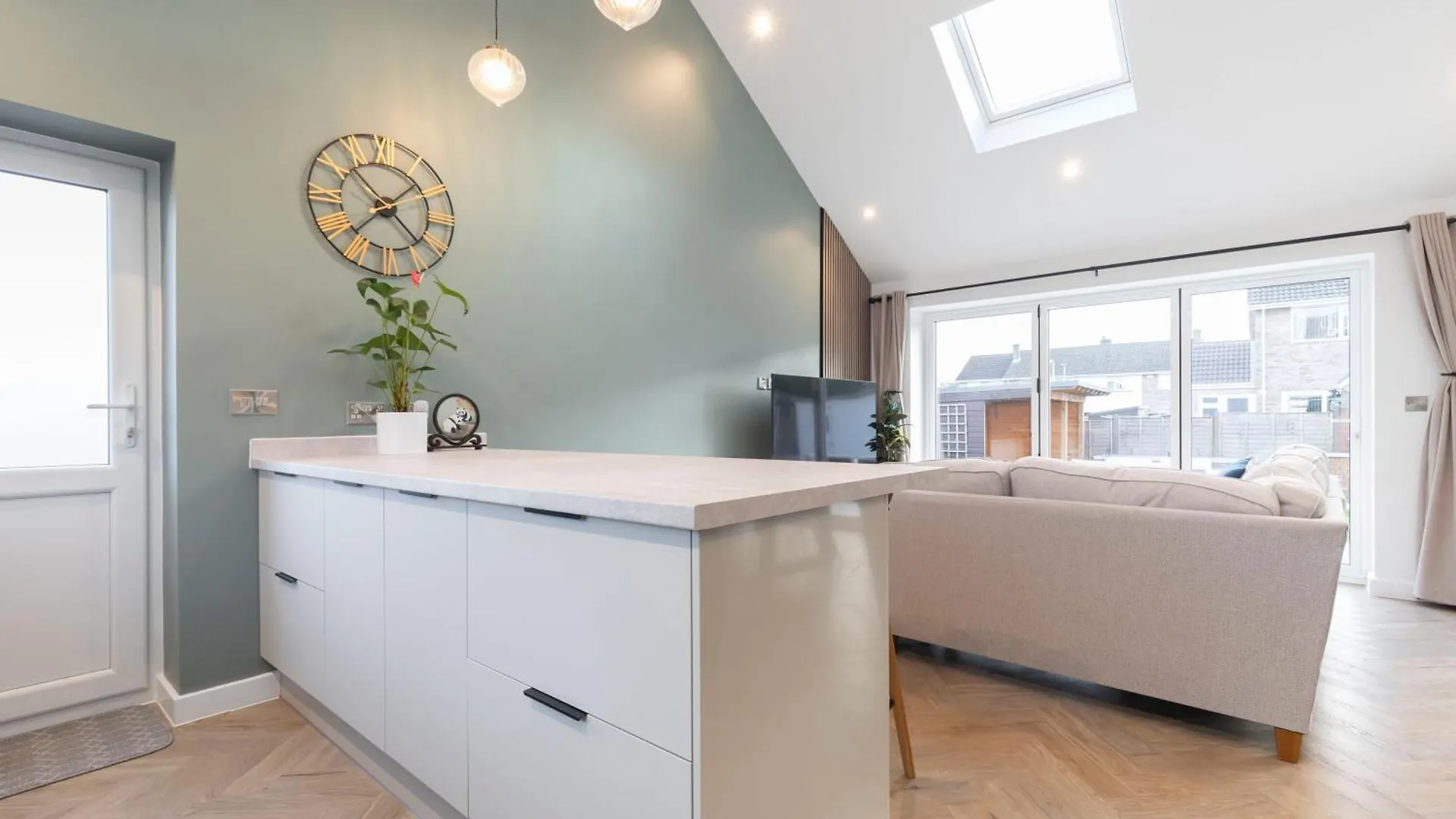 Comfortable And Contemporary 5-Bed 3 Bathroom Home GLOUCESTERSHIRE