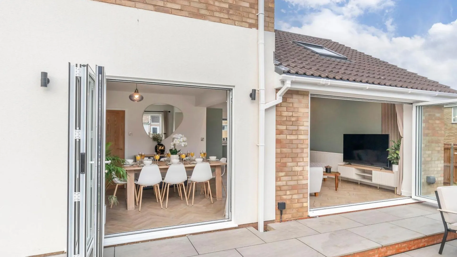 Comfortable And Contemporary 5-Bed 3 Bathroom Home GLOUCESTERSHIRE