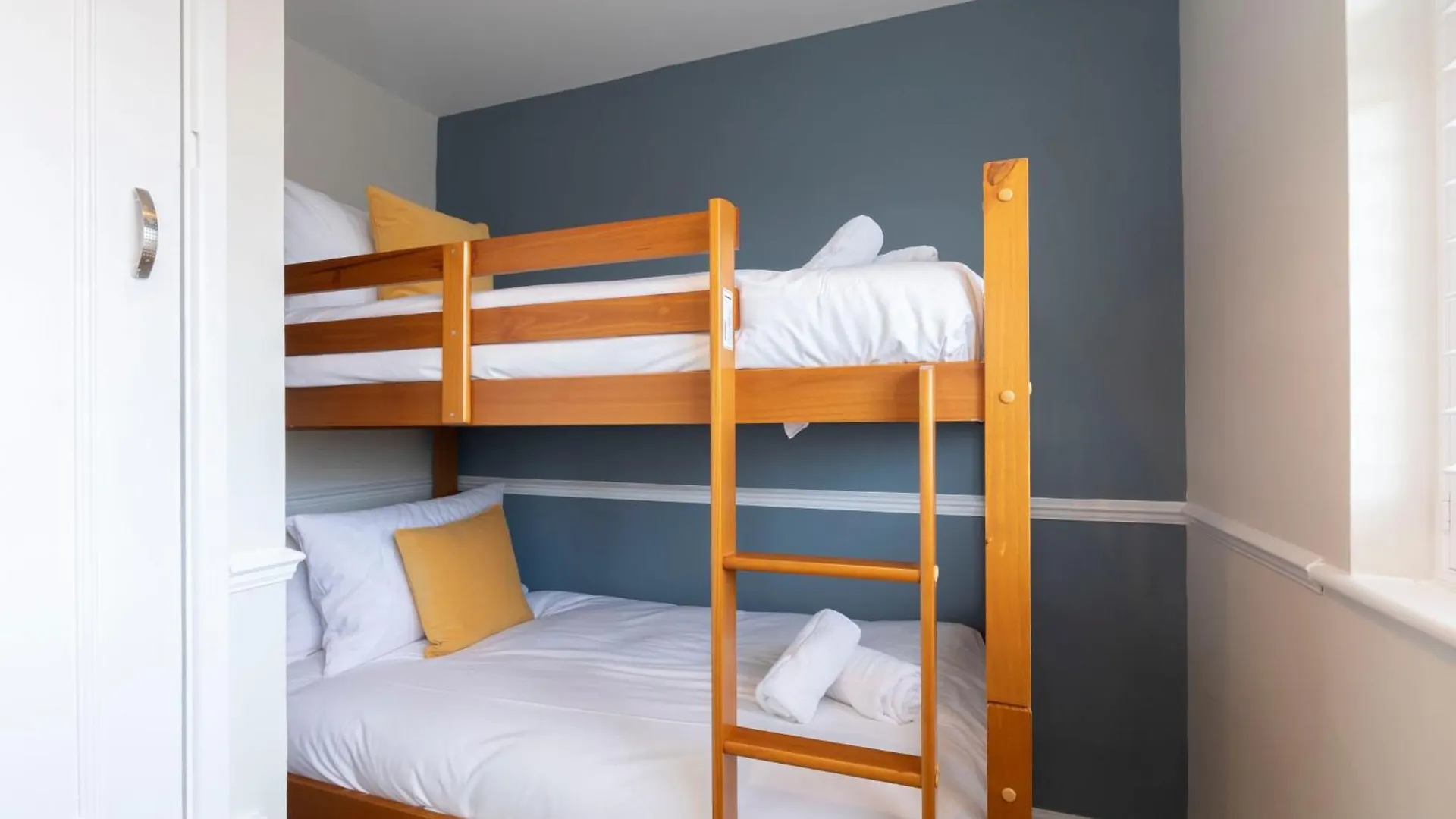Comfortable And Contemporary 5-Bed 3 Bathroom Home GLOUCESTERSHIRE United Kingdom